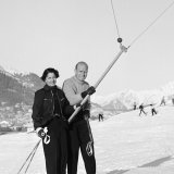 Un couple sur un téléski à arbalète en 1940 à Davos (photo d'archives KEYSTONE/PHOTOPRESS-ARCHIV/Str). KEYSTONE/PHOTOPRESS-ARCHIV/STR